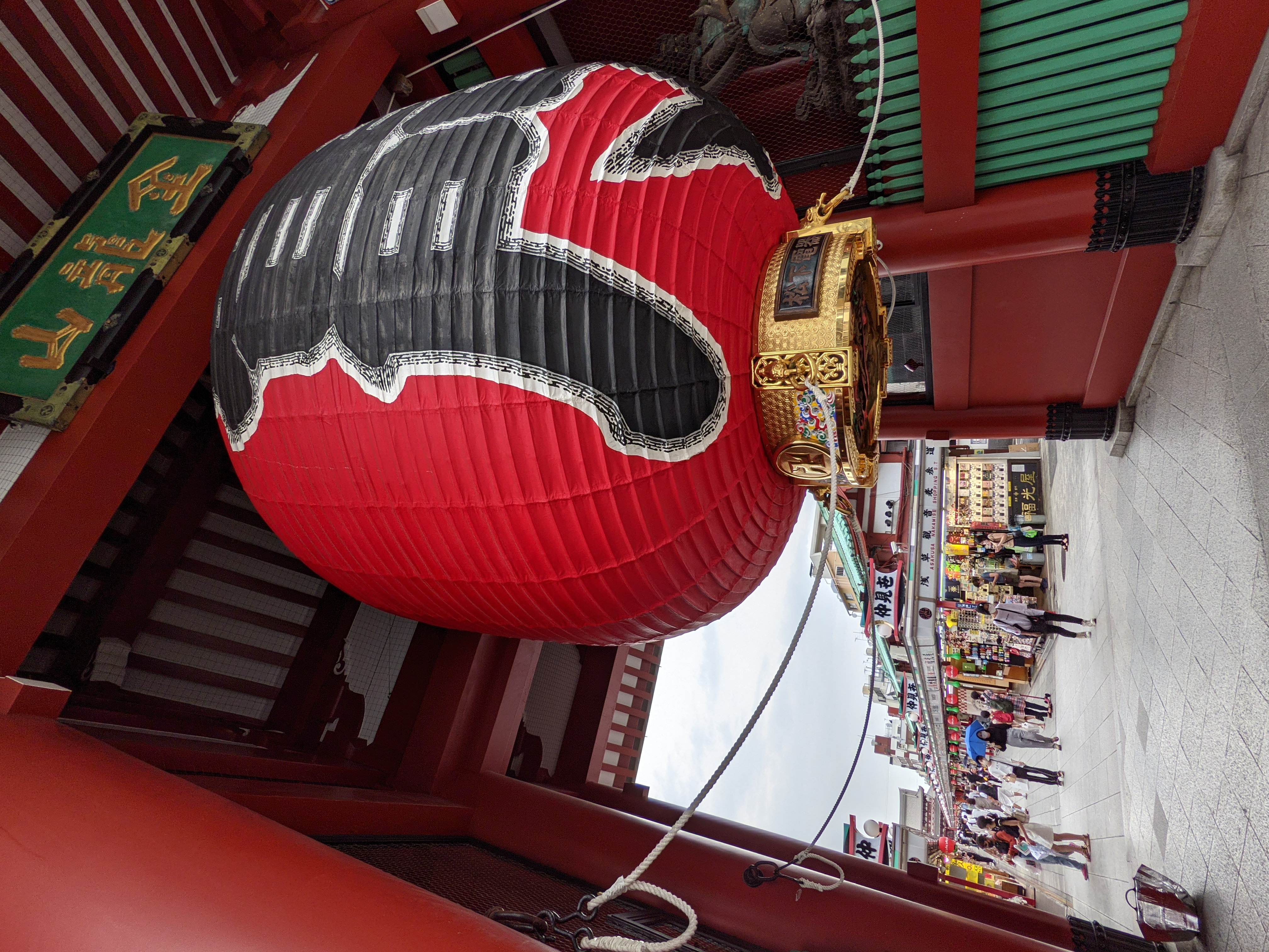 浅草・雷門横に立ち「Pixel 5a」を縦位置で構えて撮影した。さすが35mm換算約16mm相当の画角である。大提灯はおろか門を迫力あるパースペクティブで撮ることができた