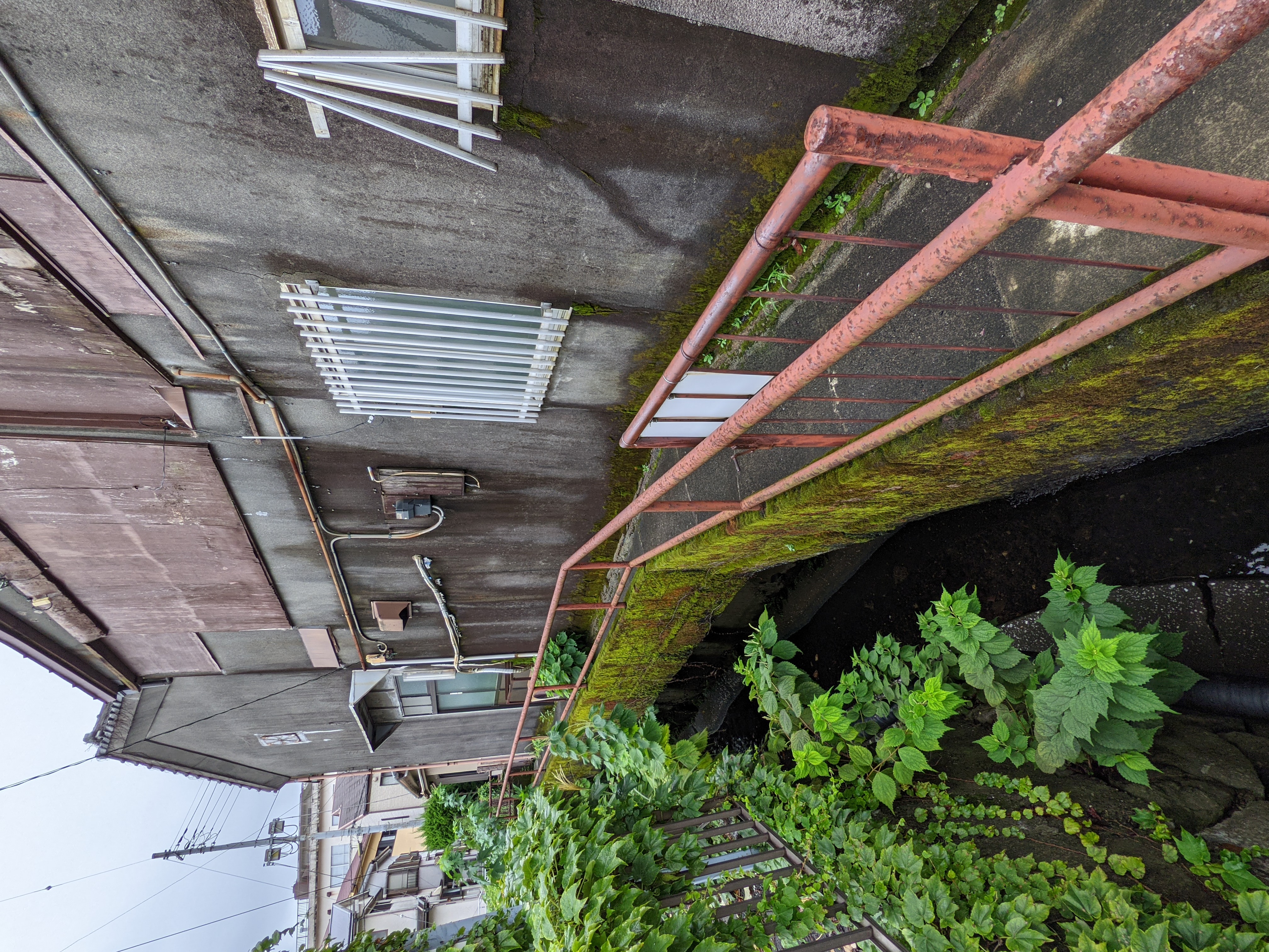 街歩きや室内で超広角カメラは活躍する。狭い場所を広々と見せたり、近景と遠景を同時にキャプチャー可能だ。旅や散策時に活用すると面白いカットが撮れるはずだ