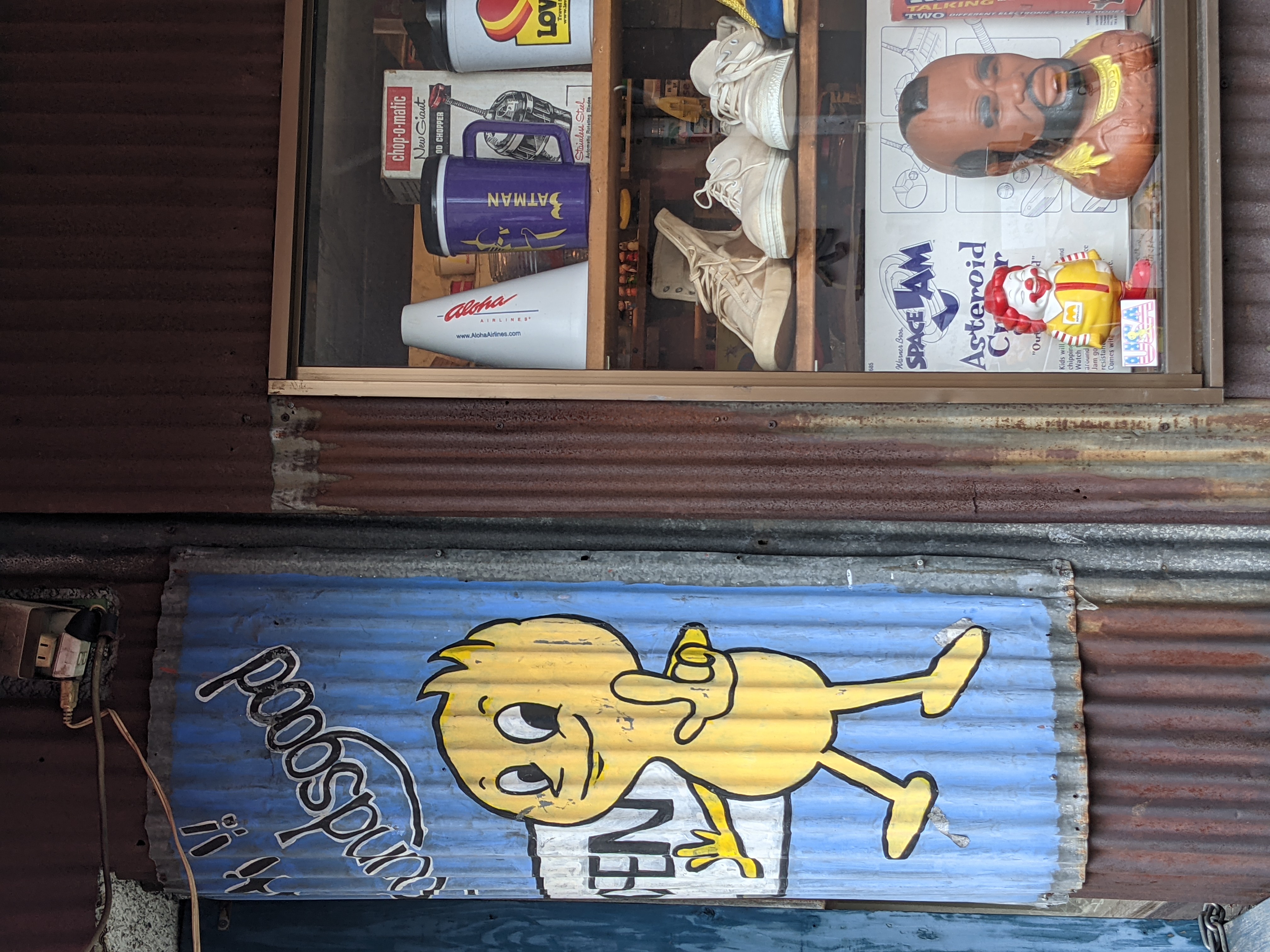 下北沢の街角でのカット。カラフルなペイントと錆びたトタン、そしてディスプレイの質感がよく出ている。電源ボタンのダブルクリックでカメラを起動できるのでスナップ撮影にピッタリである