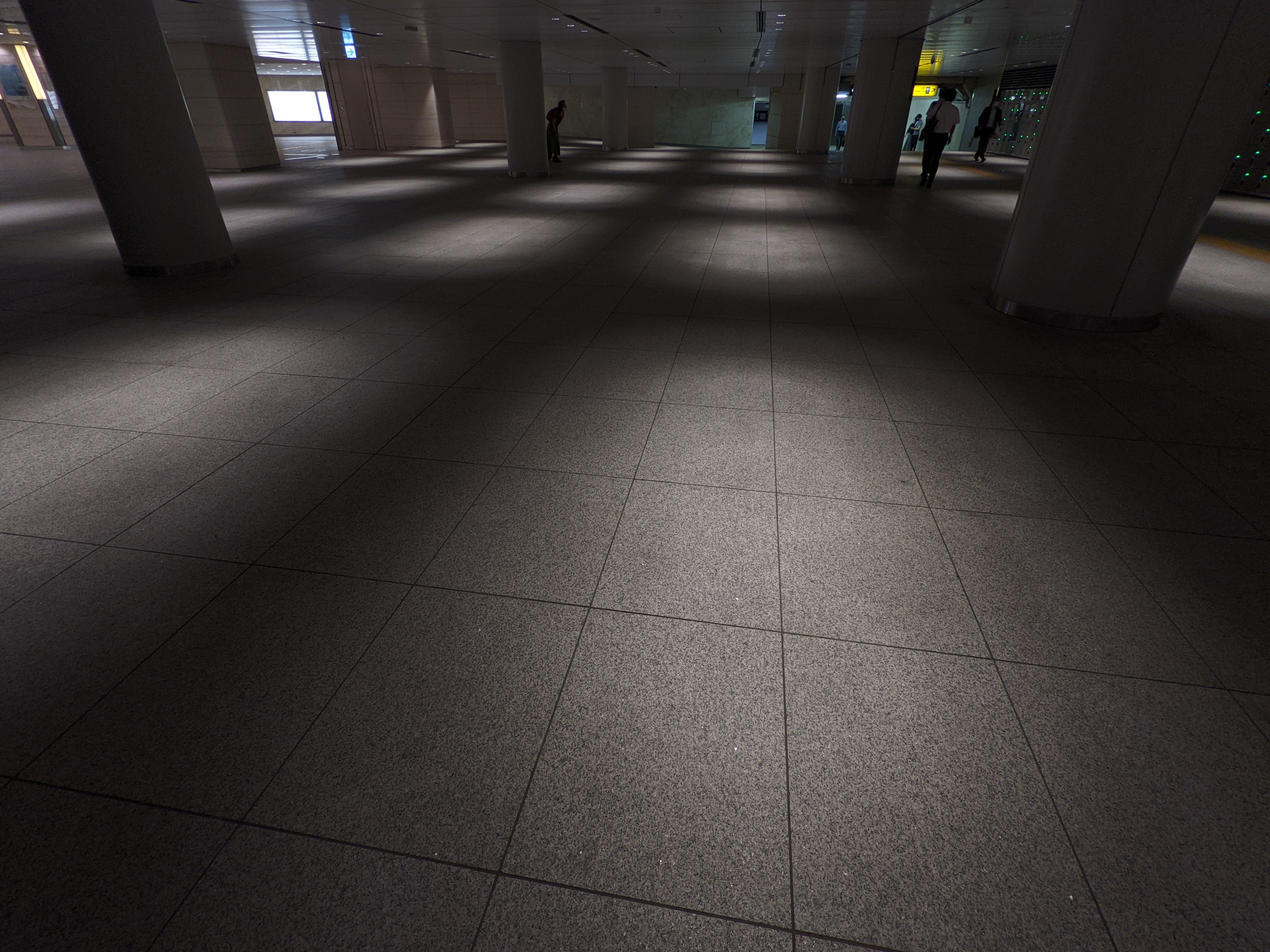 東京駅の地下通路で。超広角カメラは見上げたり見下ろしたりするとその効果が格段に出る。空間の広がりを意識して撮影するといいだろう