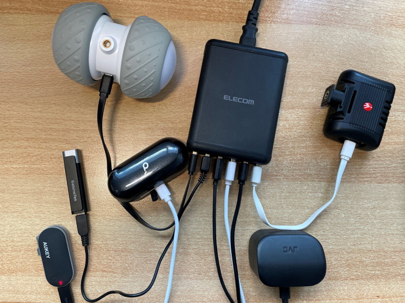 仕方がないのでmicroUSBのケーブルを引っ張り出して充電。既に相当な本数を処分してしまったので、残っているのは長さも色もまちまちだった