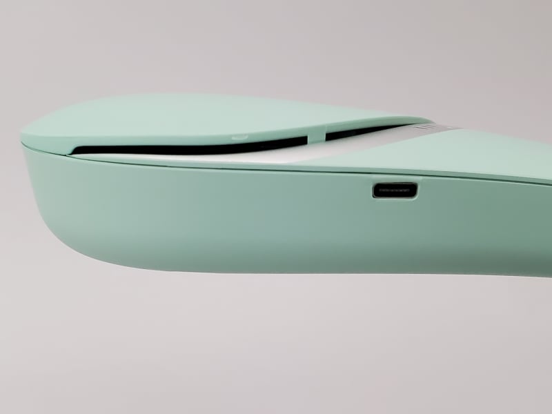 充電用のポートはUSB Type-C。付属のケーブルを使って4時間半で満充電になる