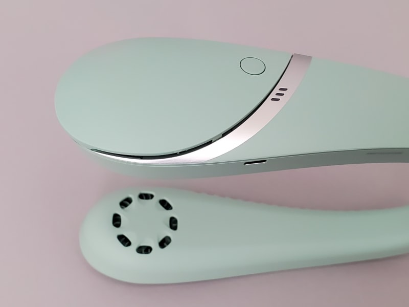 両端の内側と外側に配置された吸気口。内側は特殊な形状をしているし、外側は下向きのため髪の毛を巻き込みにくい