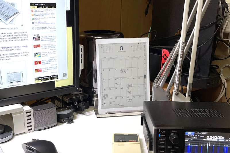 富士通「QUADERNO（クアデルノ） Gen.2」のA5サイズ（FMVDP51）を机上で使っている様子。