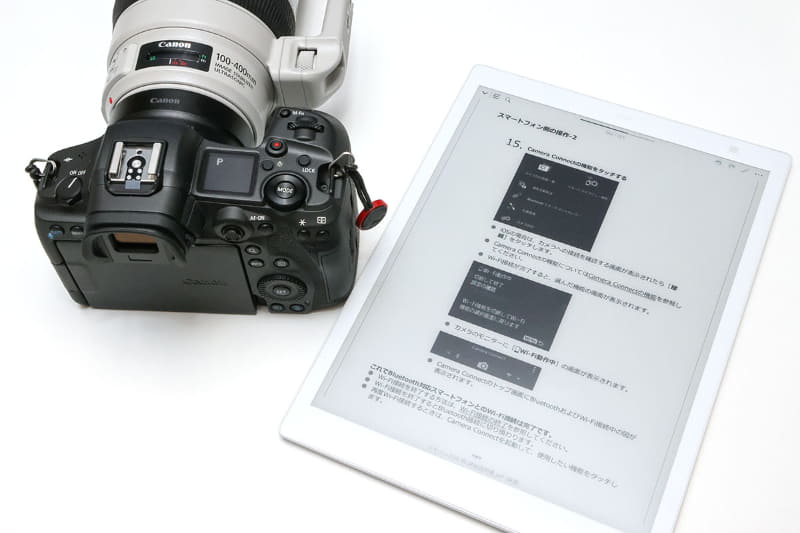 PDF説明書でカメラ機能を確認しつつ、実際にその機能を使ってカメラへの理解を深める。場所を移動してのカメラ機能使用も、QUADERNOの携帯性なら容易、と考えた。