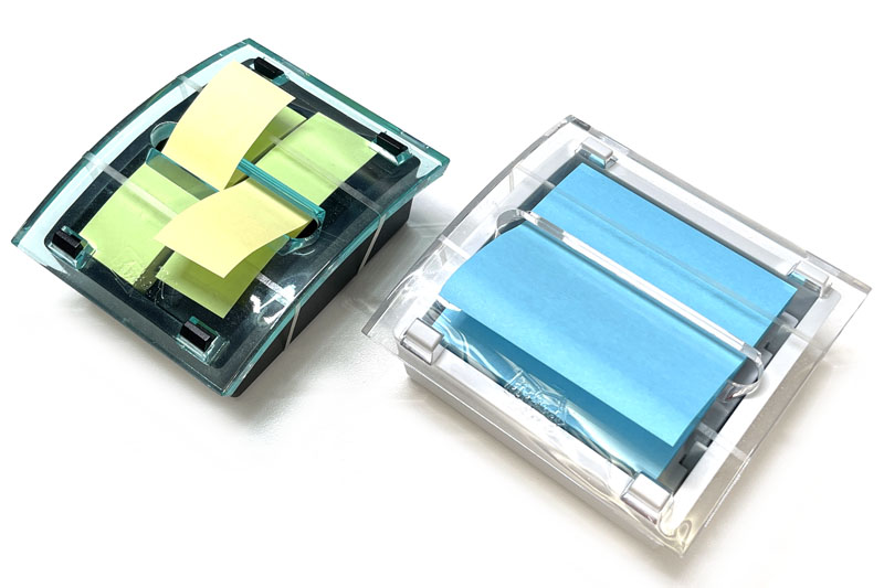 付箋紙はディスペンサーから抜くタイプを使用中。と言っても、週に数枚使う程度。PCを起動しているときはPC上にメモ書きしてしまうことが多いからだ。