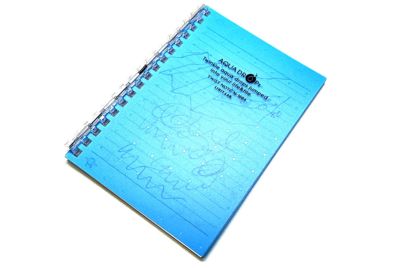 こちらはメモ帳。ポケットサイズで、たま?にコレに各種寸法などをメモし、そのサイズに合う部品などを買いに出かけたりする。