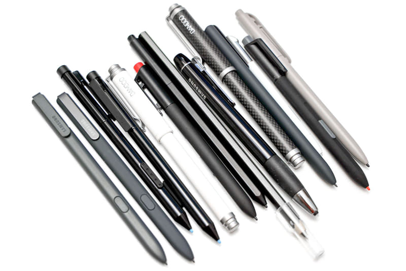 手持ちのワコムデジタイザ搭載製品付属のデジタルペン。ワコムデジタイザには一応使えると思うが、画面とペンの相性がある場合が……確かあったように記憶している。ともあれ、これらをQUADERNO Gen.2で使ってみることに。