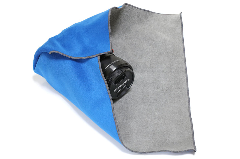 風呂敷のような感覚で対象を包む。クロスの表側と裏側にそれぞれ極細繊維のフックとループがある。イージーラッパーの表と裏は独自の面ファスナーによりくっつくのだ