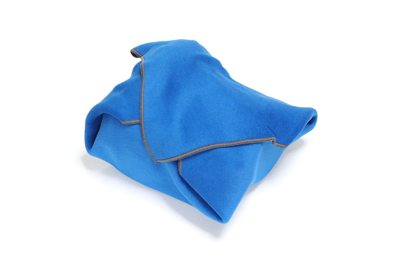 包み終えた状態。クロスの表と裏がくっつくいており、この状態で解けることはまずない。結ばずに対象を包んでしまえる便利な風呂敷、というイメージだ