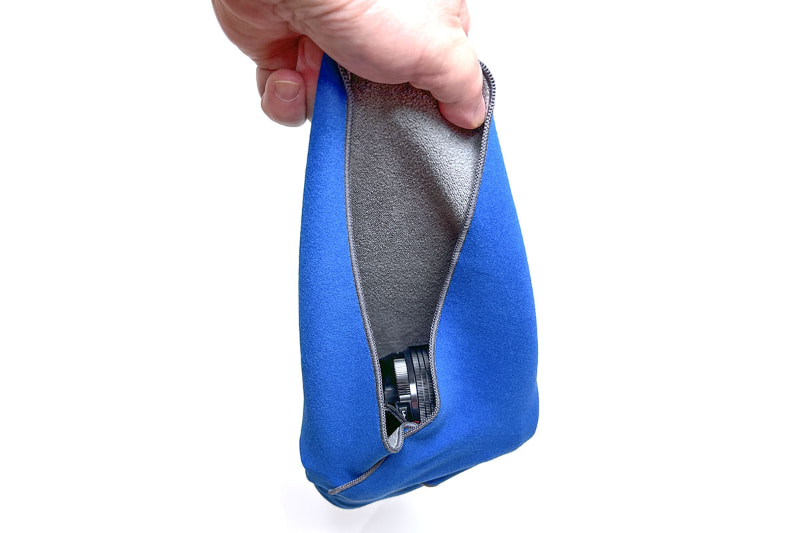 面ファスナーの吸着力は十二分に強く、写真のような状態にしても（オススメはできないが）クロスが解けて包んだモノが落下することはまずない、と思われる