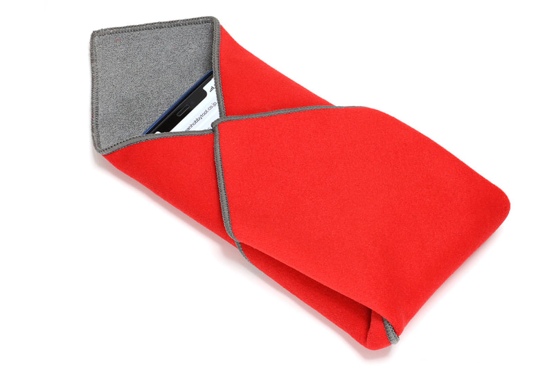 上部をペリッとめくるとiPhoneを取り出せる。それ以前に使っていたファスナー式ポーチより手早くiPhoneを取り出せるし、画面へファスナーなどが当たることもなくソフトに包んでくれる。それに十分な端末保護ともなっている。……なにコレぇ〜スゲくイイ〜!!!