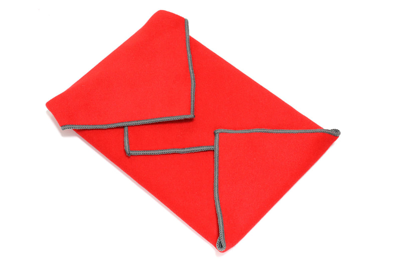 iPad mini＋保護ケース＋スマートカバーのほうが保護性能が高くて嵩張り方も少ない。でもイージーラッパーで包むスタイルだと裸のiPad miniを携行時には保護できつつ、使用時には最も薄く軽い状態で使えつつ、机上のイージーラッパー上に裸iPad miniをポンと置けたりもする。というわけで利用場所に応じて、イージーラッパーか保護ケースの類かを使い分けている