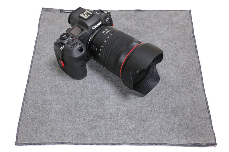 イージーラッパーMサイズでEOS R5（RF24-105mm F4 L IS USM付き）を包む