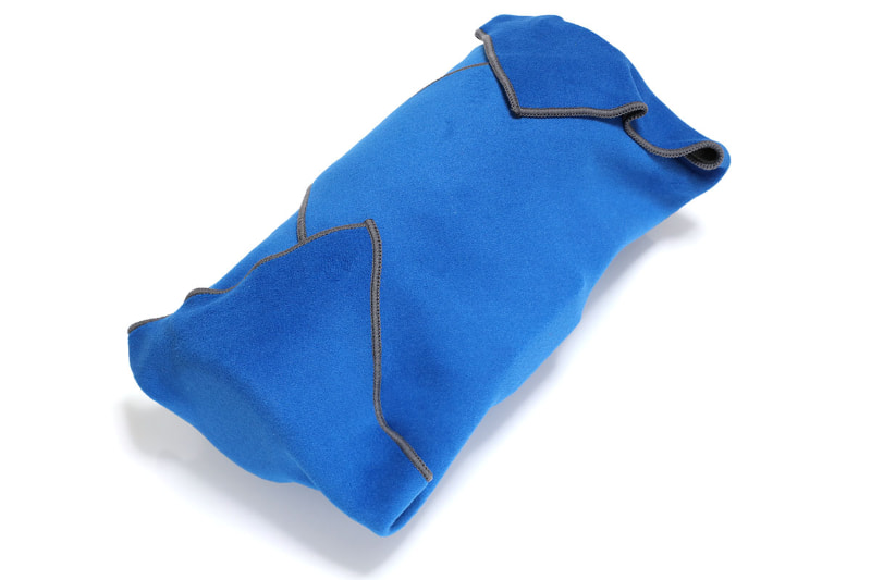 包み終えた状態。EF100-400mm F4.5-5.6L IS II USM専用ケースと比べると嵩張り方がかなり少ない。傷つき防止効果も十分