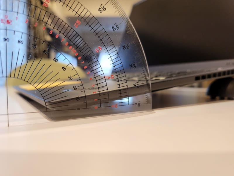 キーボードの傾斜角はだいだい10度前後だ