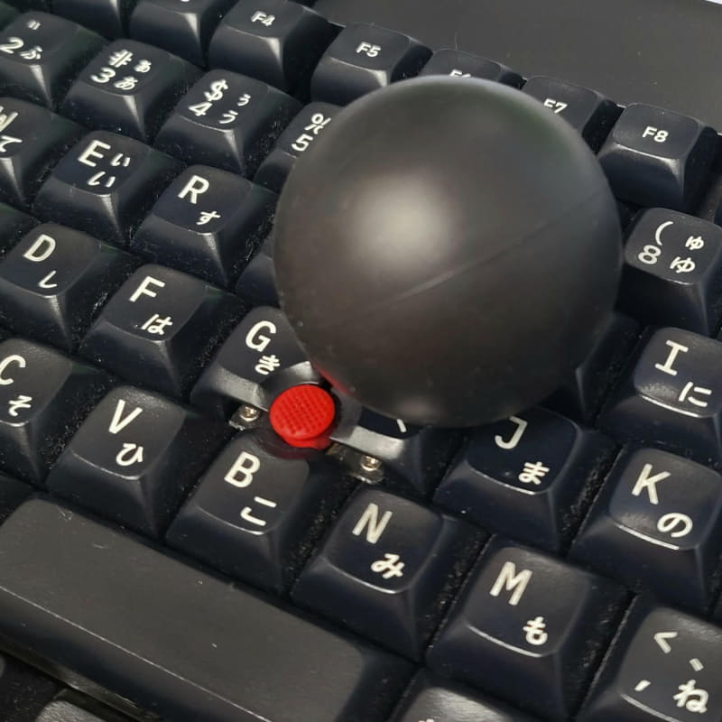 収納、携帯時は直径42mmの球体になる。ニギニギしてストレス解消にも使えそう