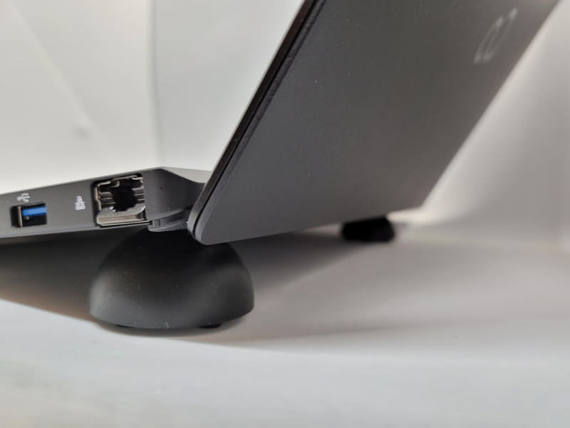 モバイルパソコンのクーリング支援とキー入力環境の変更が可能な税別100円のスタンド