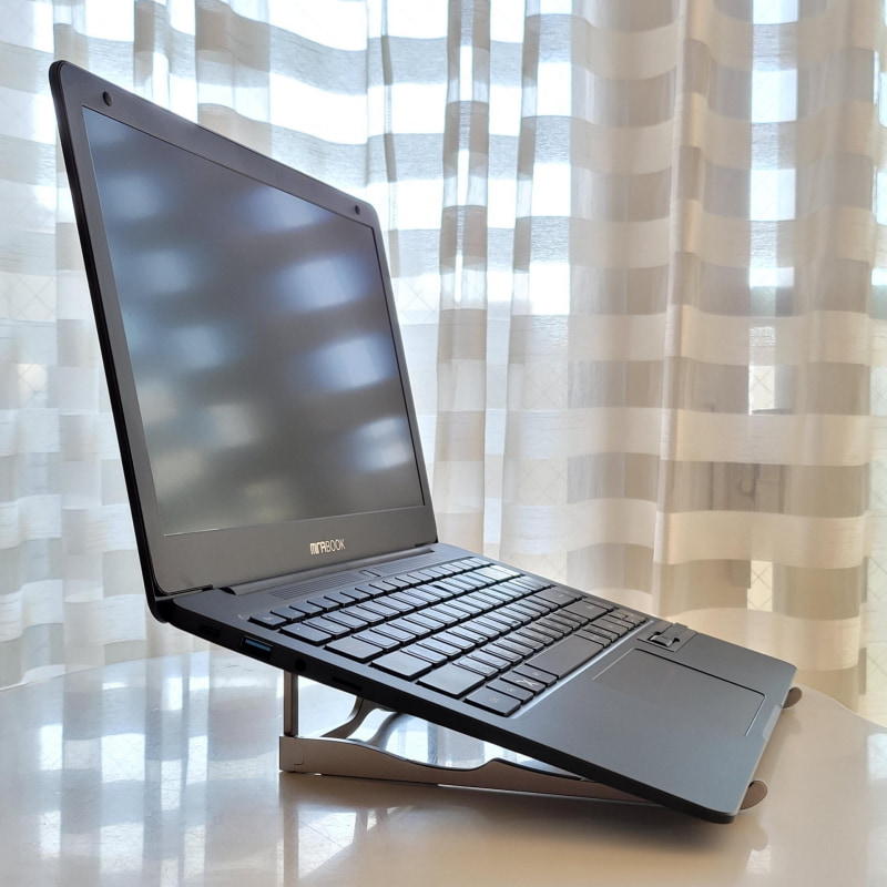 昨今、スタンドの多くは液晶画面を高い位置に持ち上げることがメインのモノが多い