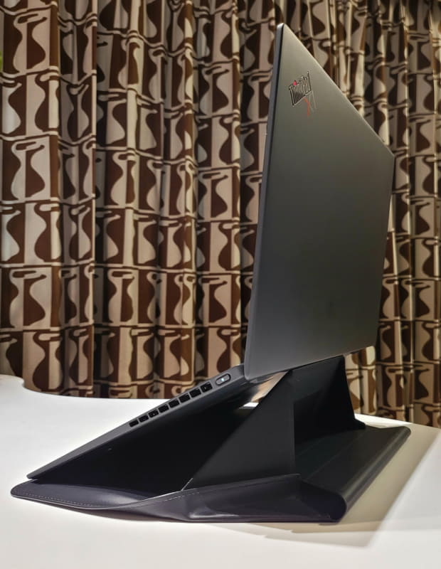 昨今、スタンドの多くは液晶画面を高い位置に持ち上げることがメインのモノが多い