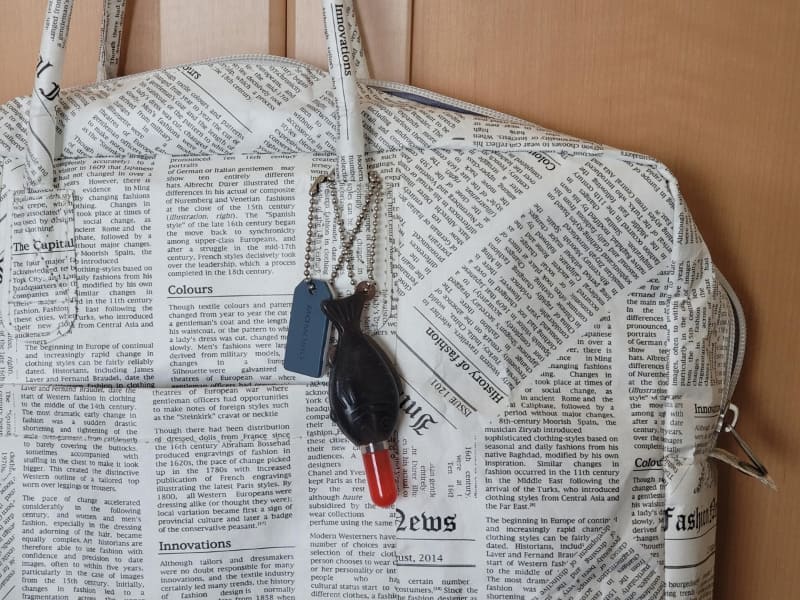 「"香る"醤油鯛ペン」は愛用のブリーフケースの持ち手に付けているが筆記の際は、ボールチェーンをいちいち取り外すのが面倒臭い