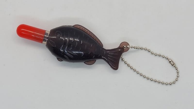 キャップが心もち長いがかなり忠実なそっくりさんだ