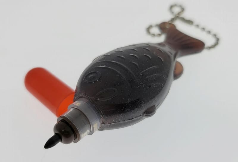 赤いキャップを引き抜くと細めのサインペンの様なペン先が出てくる