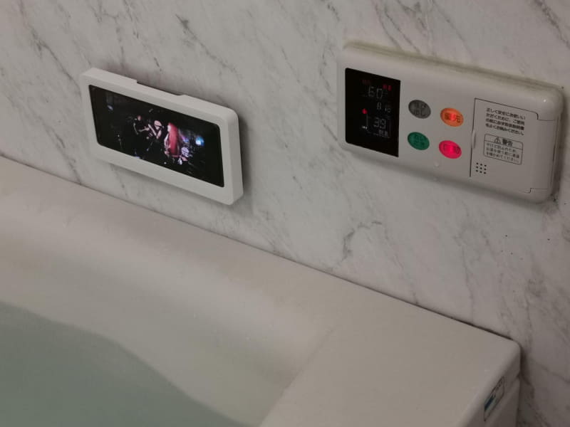 ごく普通の6インチクラスのスマホをバスルームで使えるMagic Box
