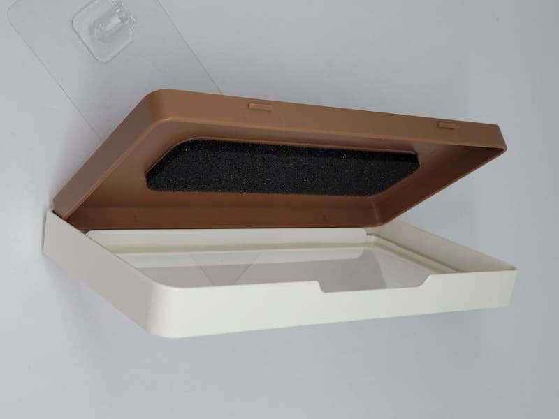 前面のクリアな部分と背面のスポンジの間にスマホを挟んで固定する