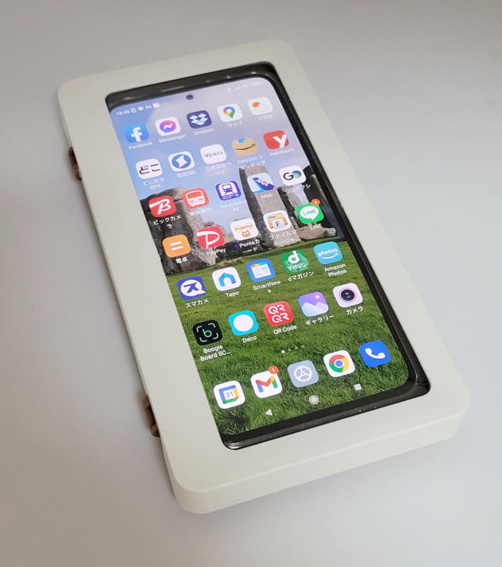 主電源を入れたスマホをMagic Box本体に収納する