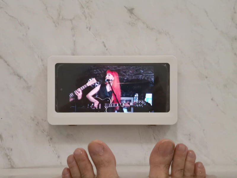 足の指先でタッチ操作が出来れば最高だが、まずは指先の訓練が先だ