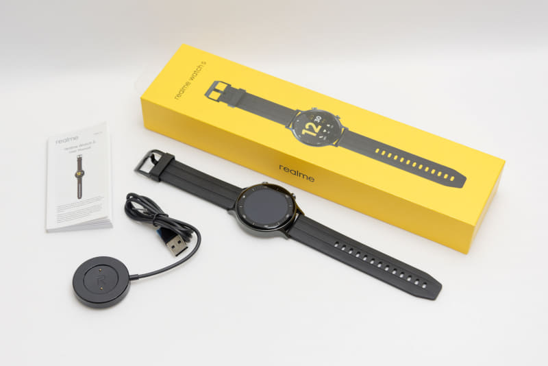 「realme Watch S」のパッケージ内容。充電はマグネット内蔵の専用台に置くだけ