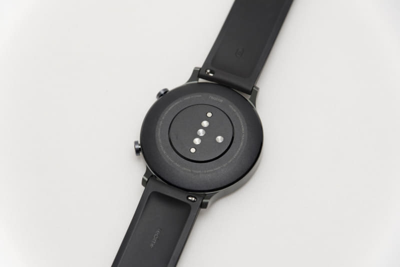 本体裏面にあるセンサーで心拍などを計測可能