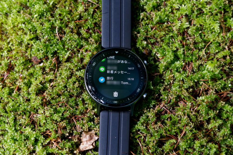 スマートフォンの着信通知やアプリ通知の同期も可能。内容は確認できないが、どんな通知かはわかるので、必要ならスマホを見ればいいだろう