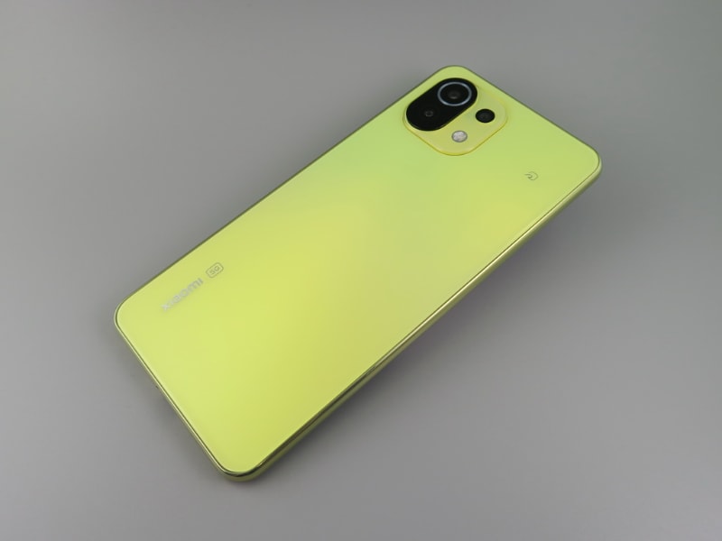 背面は指紋の跡が付きにくいマット仕上げ。触り心地もやや独特