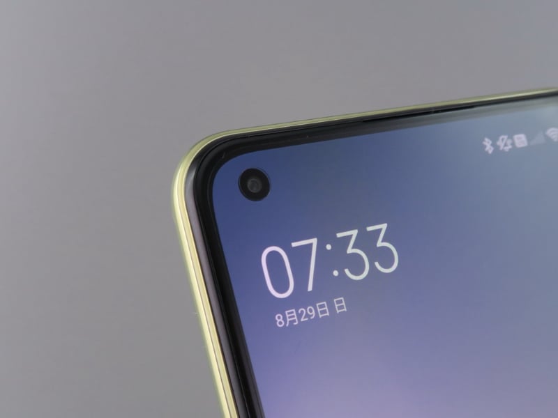 フロントカメラはパンチホール内に収められている。ディスプレイには出荷時に実使用が可能な保護フィルムが貼付済みだが、パンチホール部分は穴が開けられている