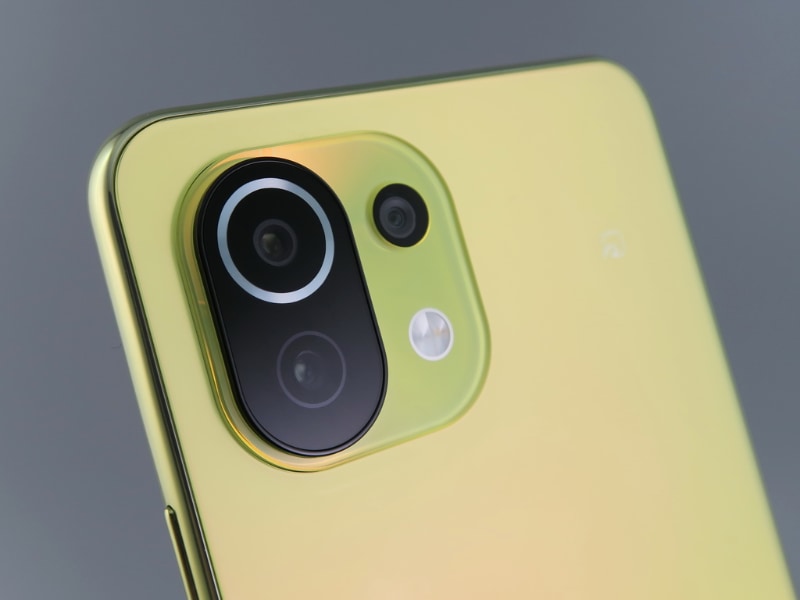 背面には6400万画素メインカメラを含むトリプルカメラを搭載