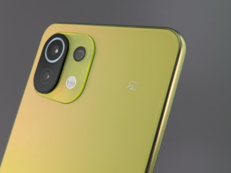 おなじみのFeliCaのアイコンはカメラ部の横にプリントされている