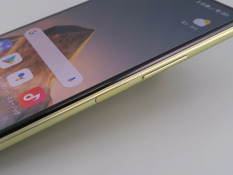 指紋センサーは右側面の電源ボタンに内蔵。指紋認証によるロック解除は、電源ボタンの「タッチ」か、「押す」を選ぶことができる。車載ホルダーなどに固定したとき、本体を前面から左手で触るだけで解除できるように、左手の親指も登録しておくと便利