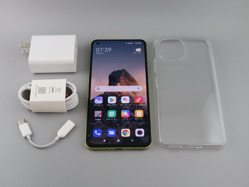 パッケージには本体の他に、30W急速充電対応ACアダプタ、USB Type-Cケーブル、Type-C to 3.5mmイヤホンアダプタ、保護ケースなどが同梱される