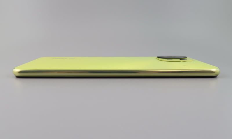 左側面にはボタンやスロットなどがない