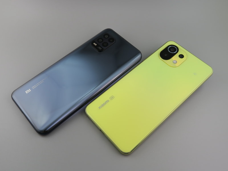 「Mi 10 Lite 5G  XIG01」（左）は左右側面が湾曲した形状であるのに対し、「Mi 11 Lite 5G」（右）はフラットな仕上がり。カメラ部も大きくデザインが変更された