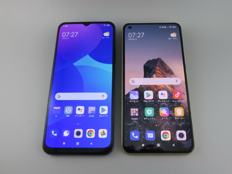 昨年、auから発売された「Mi 10 Lite 5G  XIG01」（左）、今回SIMフリー版で発売された「Mi 11 Lite 5G」（右）の前面。インカメラはノッチからパンチホールに変更された