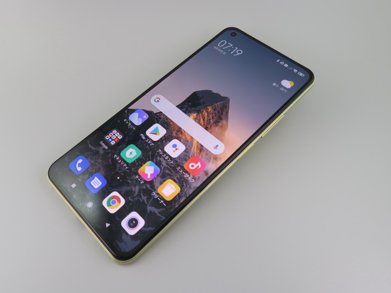 シャオミ「Mi 11 Lite 5G」、約160.5mm（高さ）×75.7mm（幅）×6.8mm（厚さ）、約159g（重さ）、シトラスイエロー（写真）、トリュフブラック、ミントグリーンをラインアップ