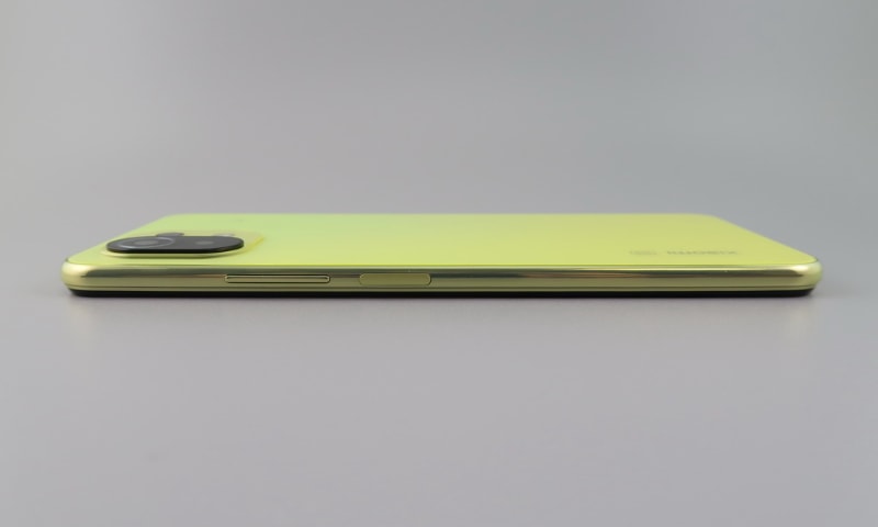 右側面は指紋センサー内蔵の電源ボタン、シーソー式の音量キーを備える。電源キー内蔵の指紋センサーを利用するため、同梱のクリアカバーは電源ボタン部分は穴が空いている