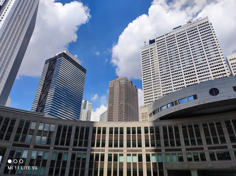 メインカメラで高層ビルを撮影