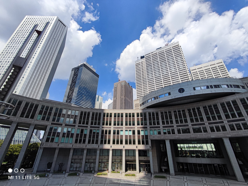 ほぼ同じ場所から超広角に切り替えて、高層ビルを撮影