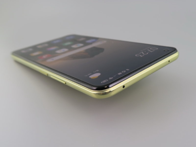 上部にはIRブラスターポート（赤外線通信）を備える