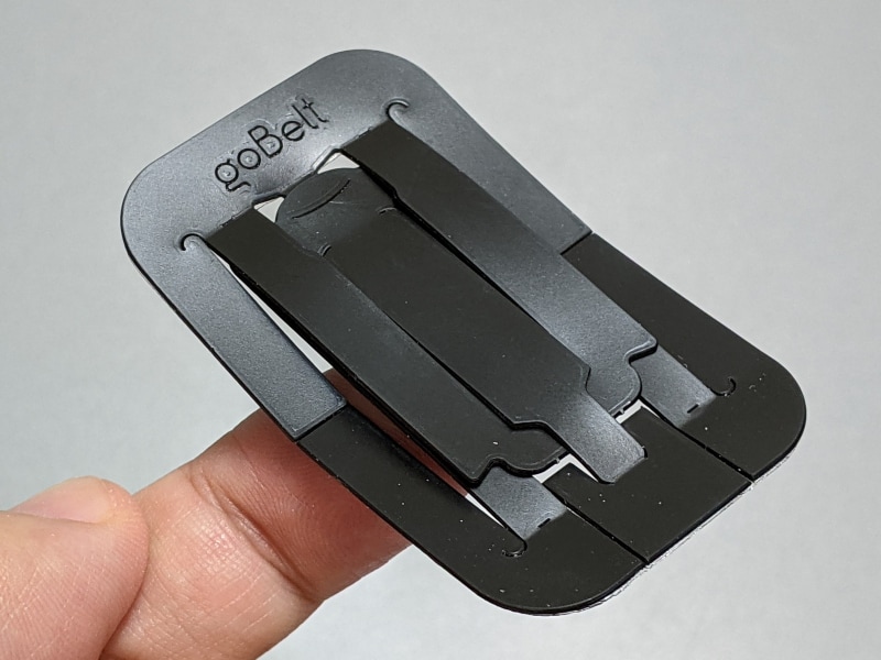 本体。複雑な切れ込みが入った薄いプラ板という外観。裏面には粘着テープがある