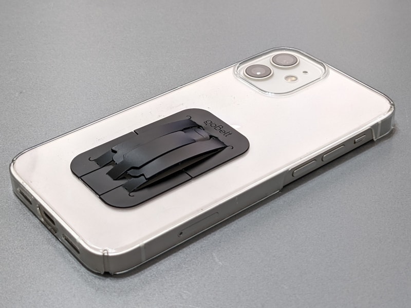 保護ケースを付けたスマホ裏面に貼り付けたところ。素材の関係で繰り返し使っていると中央が若干浮いてくる